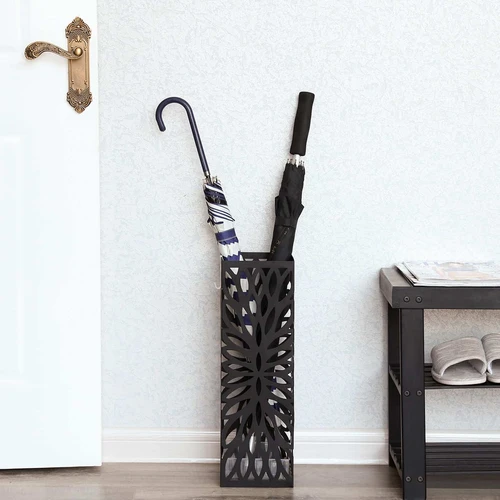 Juodas skėčių stovas su vandens lašų padėklu