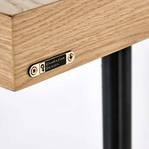 Ergonominis stalas su juodomis kojomis ir ąžuolo viršumi