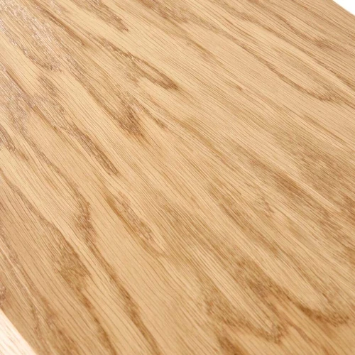 Stalas su natūralia medžio tekstūra ir moderniu dizainu