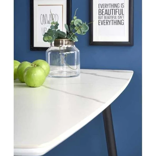 Baltas marmuro stalas su juodu stiklo pagrindu