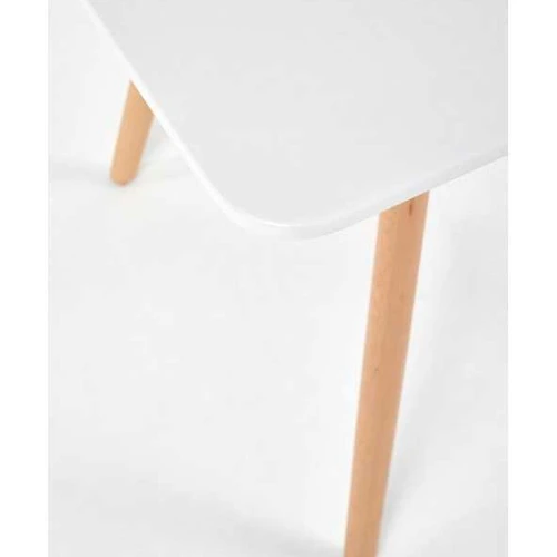 Kvadratinis stalviršis su balta lakuota plokšte