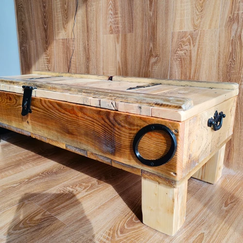 Unikalus medinis baro staliukas – erdvės puošmena ir naudinga