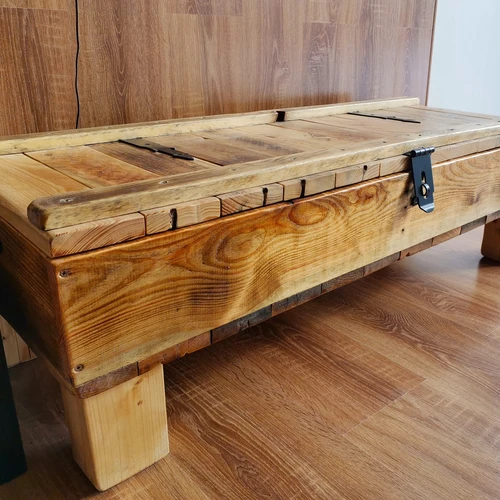 Medinis staliukas – baras, stalas ir spintelė viename