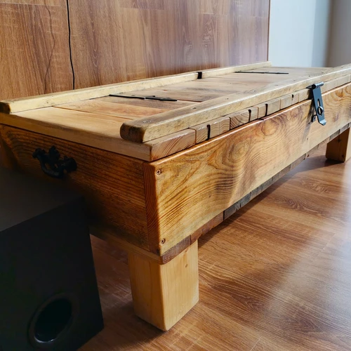 Rankų darbo baro staliukas – funkcijos ir dekoracijos derinys