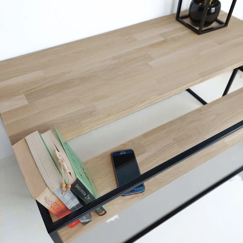 Praktiškas staliukas su lentynėlėmis – tvarka ir žavesys