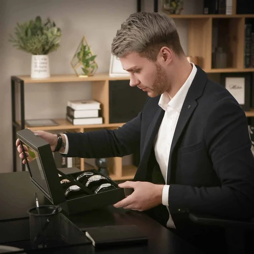 Dėžutė laikrodžiams ir papuošalams su minkštu aksominiu interjeru