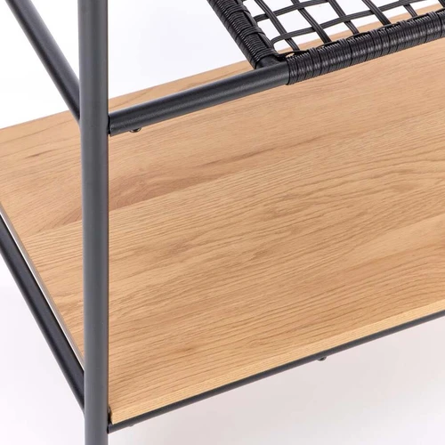 Auksinio ąžuolo ir juodos spalvos harmonija spintoje