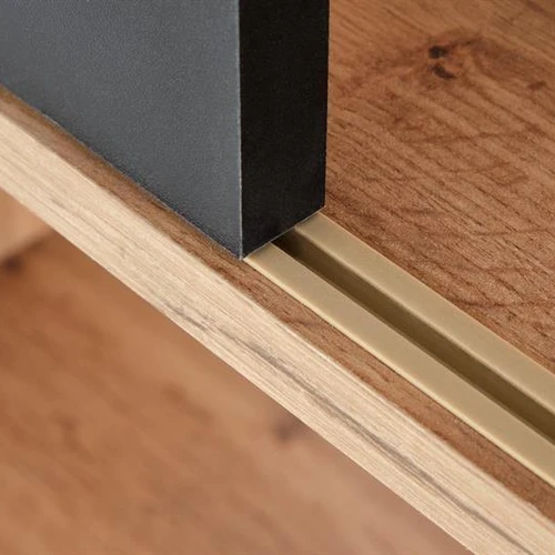 Praktiška spinta su stumdomomis durimis, laminuota medžio drožlių plokštė