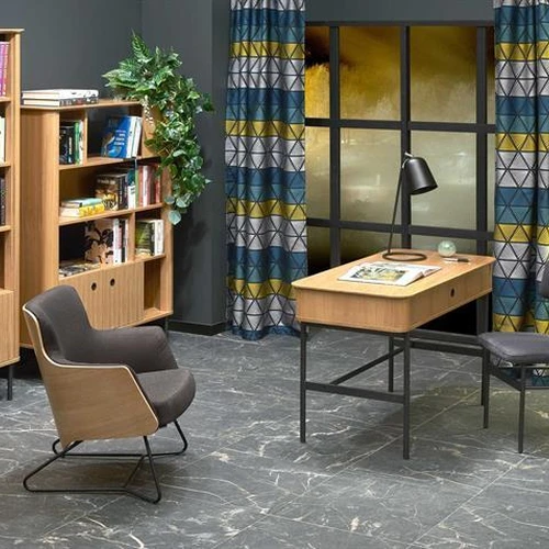 Modernus stalas su natūralaus ąžuolo ir juodos spalvos deriniu