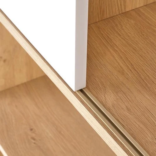 Kompaktiška spinta medaus ąžuolo ir baltos matinės spalvos