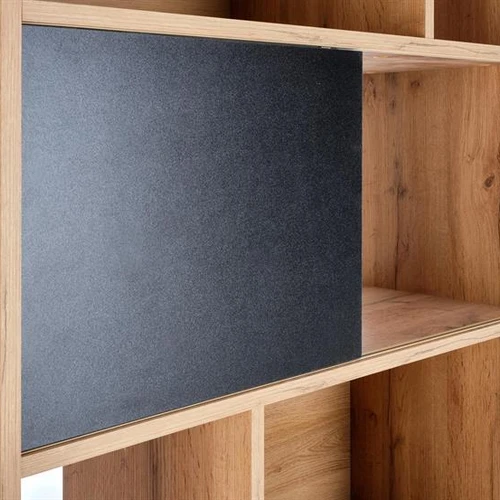 Elegantiškas ąžuolo ir juodo matinio spintos modelis su stumdomais fasadais