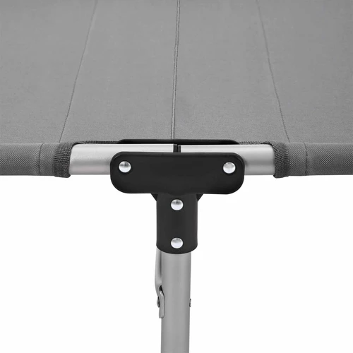 Atspari drėgmei ir lengvai transportuojama stovyklos lova