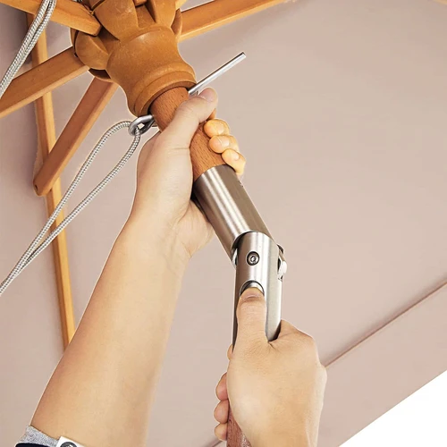 Lengvai atidaromas skėtis su praktišku laidu