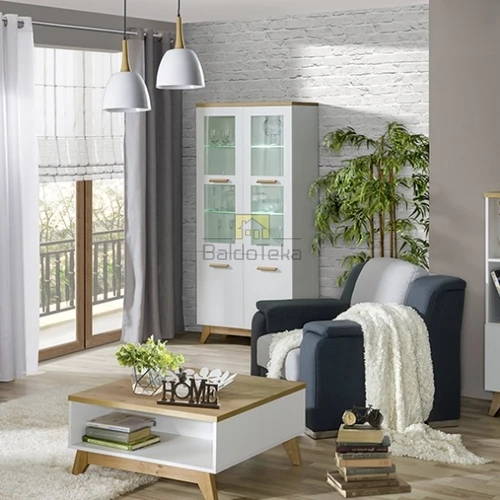 Praktiška spinta su natūraliomis rankenėlėmis