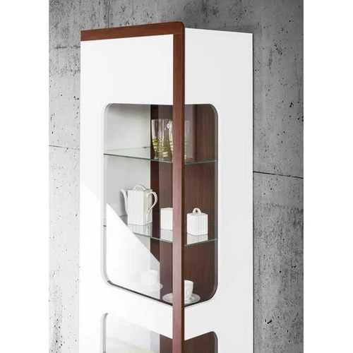 Balta matinė arba riešutas sanremo spalva