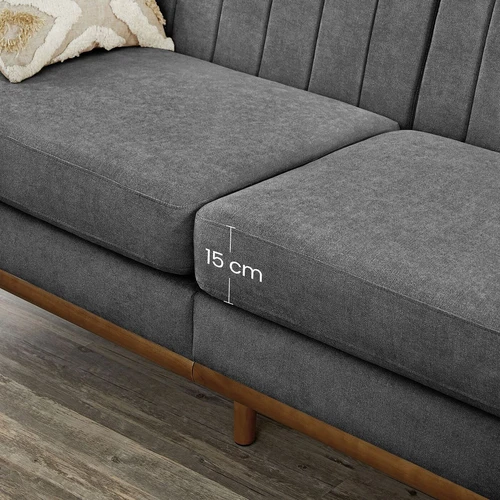 Sofa su giliu sėdynės pagrindu ir jaukumu