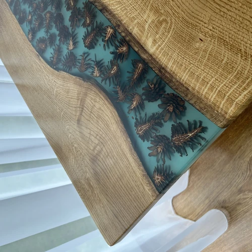 Unikalus stalas su fosforo milteliais ir kankorėžiais