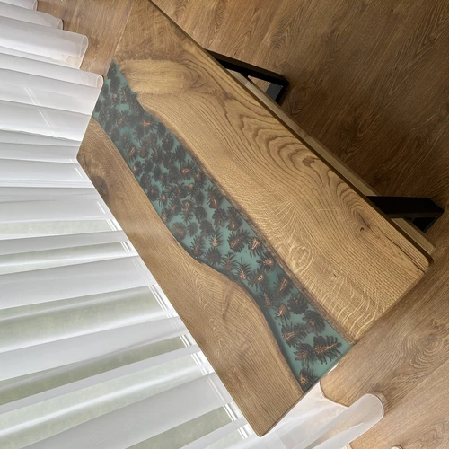 Elegantiškas stalas su metalinėmis kojomis ir padekliuku