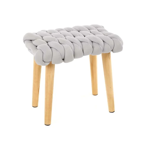 Šviesiai rožinės spalvos audinio baldai su medžio masyvu