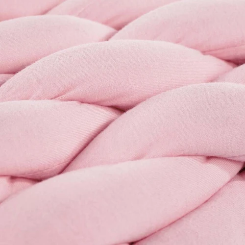 Šviesiai rožinės spalvos audinio ir medžio masyvo baldai