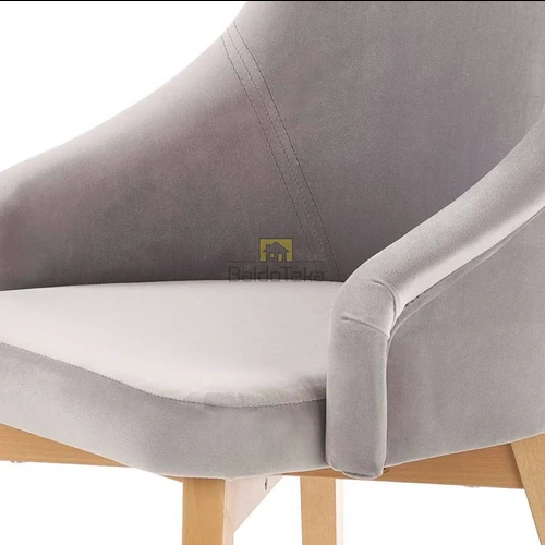 Stilinga medžio spalvos kėdė su minkštu sėdynės gobelenu