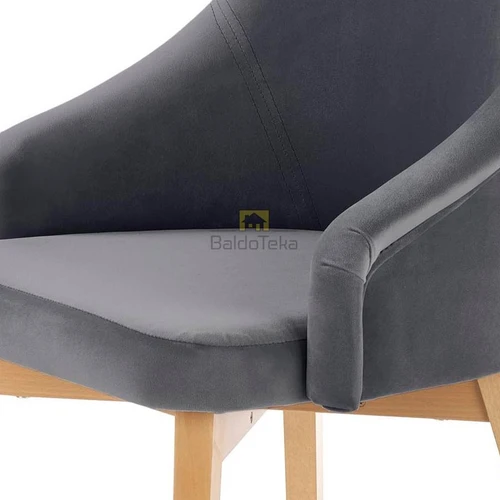 Natūralaus medžio spinta medaus ąžuolo atspalviu