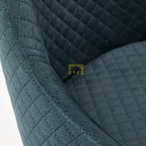 Ergonominė tamsiai žalia fotelė su natūraliu medžiu