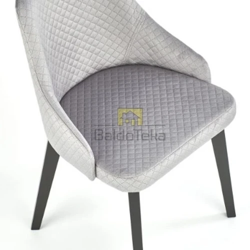 Natūralaus medžio ir velveto derinys fotelyje