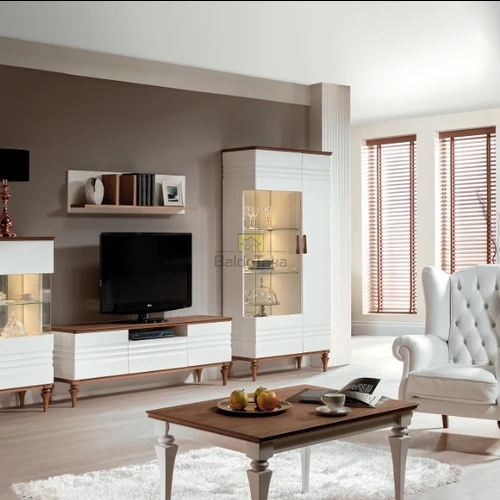 Natūralaus medžio detalės: balta blizgi spinta su ąžuolo dekoro