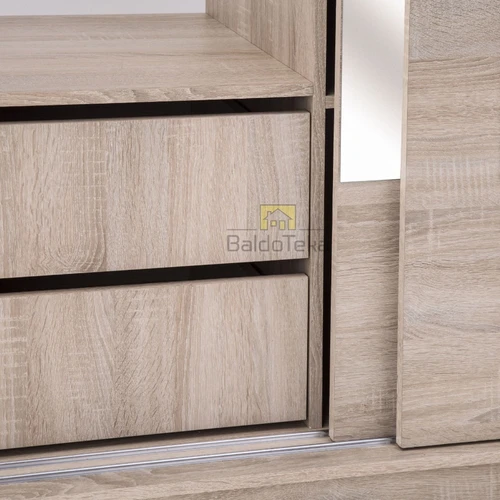 Daili spinta su veidrodžiu ir šviesaus ąžuolo apdaila