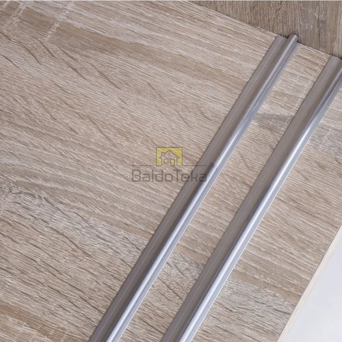 Šviesaus ąžuolo spinta su veidrodžiu ir aliuminio bėgeliais