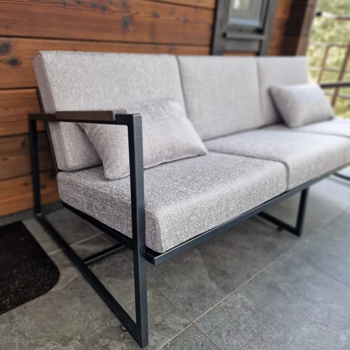 Trivietė lauko sofa – jaukumui ir ilgiems vakaramsModerni lauko sofa su metaliniu rėmu ir termo uosiuAtspari drėgmei lauko sofa su reguliuojamomis k