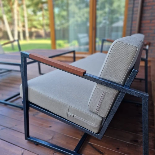 Trivietė lauko sofa – jaukumui ir ilgiems vakaramsModerni lauko sofa su metaliniu rėmu ir termo uosiuAtspari drėgmei lauko sofa su reguliuojamomis k