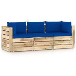 Trivietė sodo sofa su mėlynom pagalvėlėmis, žaliai impregnuota mediena