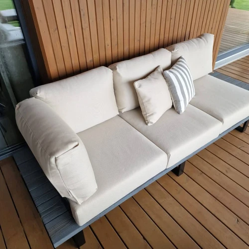 Terasos sofa COMFORT – ilgaamžė su metalinėmis kojomis