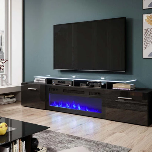 Modernus židinys su trapecijos formos stiklu