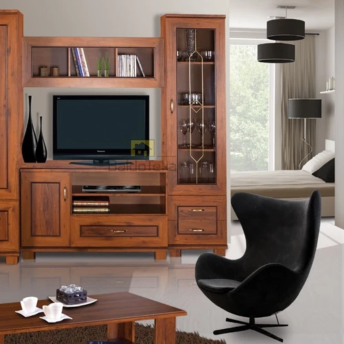 Tvarkingas LMDP stalas su šimtamečio ąžuolo atspalviu