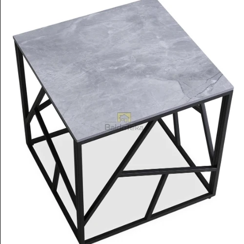 Kompaktiška stalelė su stilinga pilko marmuro ir juodos spalvos kombinacija