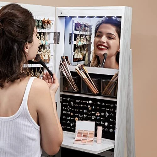 Balta spintelė su medžio drožlėmis ir stiklo įterpiais