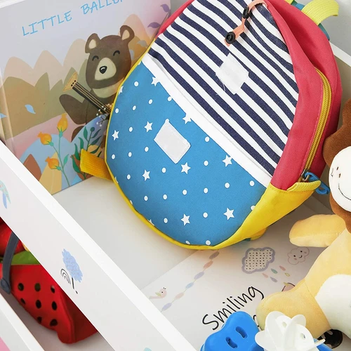 Vaikų kambario tvarkytuvas su medžio drožlių plokšte ir neaustiniu audiniu