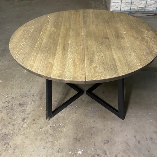 Skandinaviškas masyvaus medžio ir metalo stalas su prailginimu