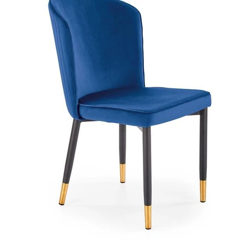 Moderni sofa su milteliniu plienu ir erdvėmis