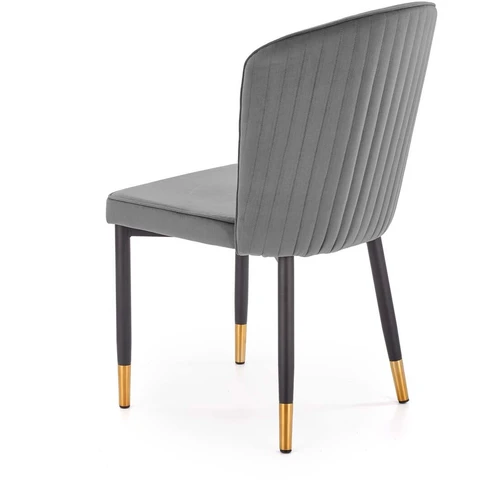 Elegantiška pilka sofa su aksominiu audiniu ir miltelinio plieno karkasu