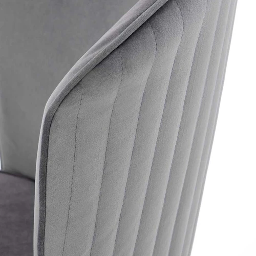 Milteliniu būdu dažyti sofos kampai – madingas pilkas akcentas