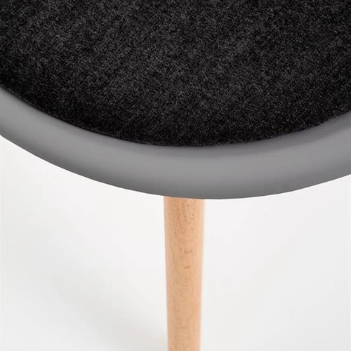 Patogi pagalvė su medžio masyvo pagrindu ir minkštu audiniu