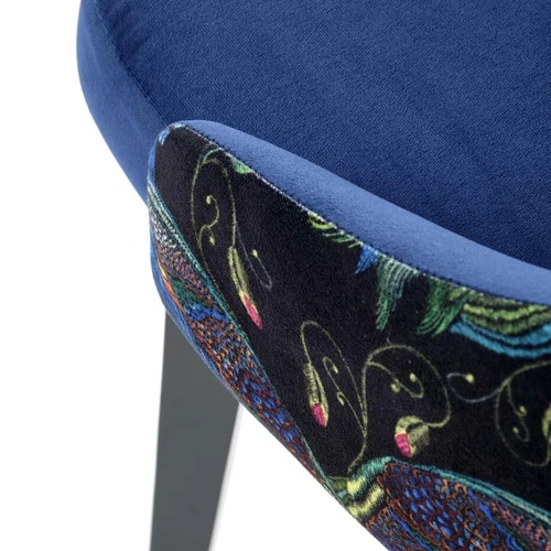 Kėdė su minkštu aksomu ir buko masyvu