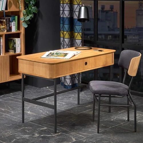 Klasikinė kėdė natūralaus ąžuolo ir juodos spalvos kombinacija