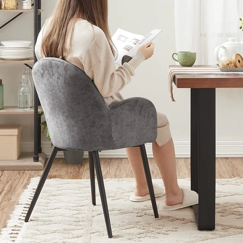 Komfortiška kėdė su reguliuojamomis kojelėmis ir lengvu surinkimu