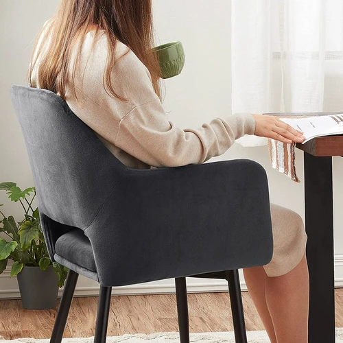 Tvirtas ir patogus baldų kūrinys su ergonomišku dizainu