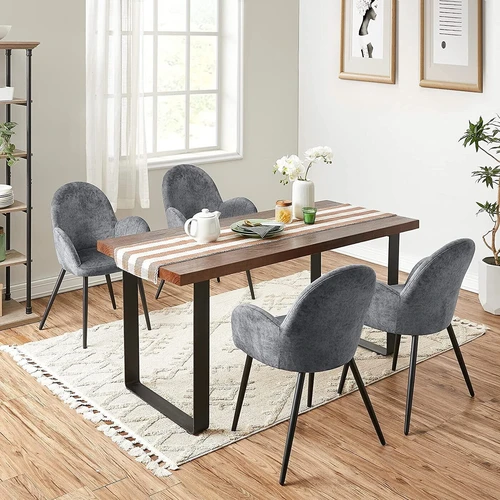 Minkšta kėdė su putplasčio paminkštinimu ir tvirtu mediniu viršumi